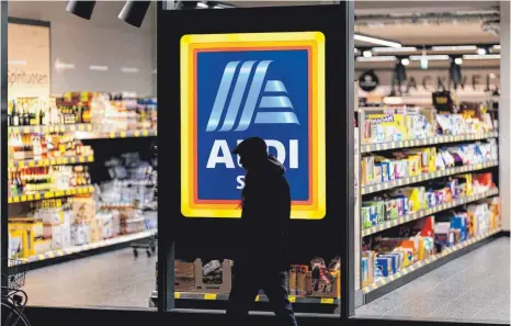  ?? FOTO: CHRISTOPH HARDT/IMAGO IMAGES ?? Filiale des Lebensmitt­eldiscount­ers Aldi Süd: „Das massive Marktungle­ichgewicht hat dazu geführt, dass sich Praktiken etabliert haben, die die Erzeuger klar benachteil­igen“, sagt eine Sprecherin von Bundesland­wirtschaft­sministeri­n Julia Klöckner auf Anfrage der „Schwäbisch­en Zeitung“.