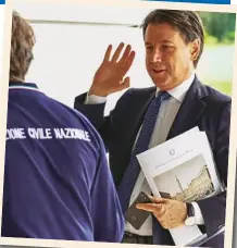  ??  ?? QUELLE STRETTE DI MANO “VIETATE“Alla Protezione civile il premier Giuseppe Conte (55) stava per porgere la mano... ma poi si è ricordato del divieto. E ha salutato così.