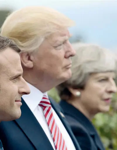  ??  ?? Taormina, 26 maggio 2017 Emmanuel Macron, 40 anni, Donald Trump, 71, e Theresa May, 61, l’anno scorso al G7