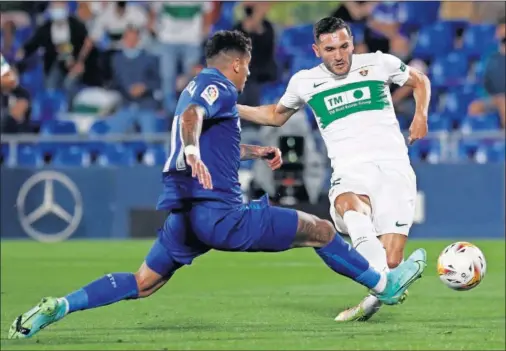  ??  ?? Lucas Pérez, tras regatear a Djené, dispara delante de Cuenca para lograr el 0-1.