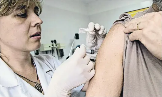  ?? ROSER VILALLONGA ?? Las vacunas vuelven claramente al ámbito de la enfermería con el nuevo decreto que se prepara para enmendar el del 2015