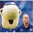  ?? Foto: dpa ?? Huub Stevens ist wieder da. Und selbst das Schalke-maskottche­n freut sich.