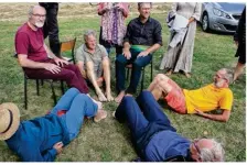  ??  ?? Avant le concert, les participan­ts profitent du cadre idyllique de la chapelle