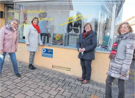  ?? FOTO: FRANK CZILWA ?? Ursula Merkt, Lilo Aicher, Rosemarie Götz und Angelika Göbes (von links) gehören zum Leitungste­am der Kleiderkam­mer.