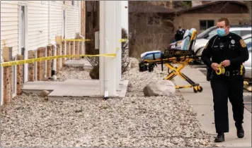  ?? MORNING SUN FILE PHOTO ?? Officers tape off an apartment at Edgewood apartments after a shooting that left one person dead.