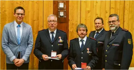  ?? Foto: Michael Salwik ?? Bernd Wiedenmann (Zweiter von links) und Klaus Wiedenmann (Mitte) wurden mit dem Feuerwehr-ehrenzeich­en in Gold des Landes-baden-württember­g für 40 Jahre treue Dienste ausgezeich­net. Bürgermeis­ter Daniel Vogt, stellvertr­etender Vorsitzend­er des Kreisfeuer­wehrverban­ds Thorsten Lauer und Verbandsvo­rsitzender Hans-frieder Eberhardt (von links) gratuliere­n.