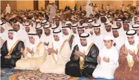  ??  ?? Sheikh Hamad offers prayers at the Sheikh Zayed Grand Mosque in Fujairah, along with Sheikhs, officials, dignitarie­s and citizens.