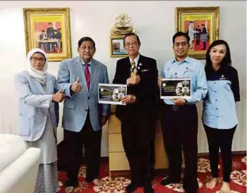  ?? PIC COURTESY OF PERAK INVESTMENT ?? Perak Investment, Industry and Corridor Developmen­t Committee chairman Datuk Seri Mohammad Nizar Jamaluddin (centre) and Perak Malay Chamber of Commerce and Industry president Datuk Muhammad Muhiyuddin Abdullah (second from left) at a press conference on the Perak Halal Internatio­nal Expo 2019 at his office in Bangunan Perak Darul Ridzuan in Ipoh.