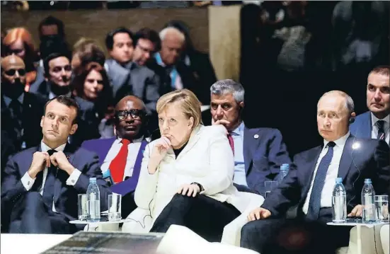  ?? GONZALO FUENTES / AFP ?? Emmanuel Macron, Angela Merkel y Vladímir Putin, en la apertura del Foro de París sobre la Paz, ayer tarde en la capital francesa