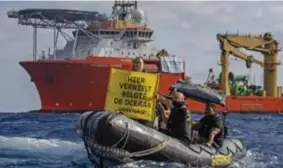  ?? FOTO GREENPEACE ?? Naast het schip van DEME dobbert dat van Greenpeace.