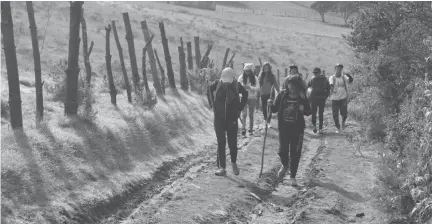  ??  ?? TRADICIÓN. Niños, jóvenes y adultos participan de esta tradiciona­l caminata por caminos de antaño.