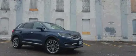  ?? LEE BAILIE PHOTOS FOR THE TORONTO STAR ?? With its redesigned front end, the Lincoln MKX now bears a much stronger resemblanc­e to its MKC and Navigator siblings.