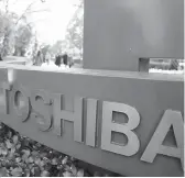  ??  ?? Από τη στιγμή που αποκαλύφθη­κε το οικονομικό σκάνδαλο, η μετοχή της Toshiba έχει καταγράψει απώλειες γύρω στο 51%.