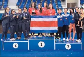  ?? CORTESÍA CON ?? Karina Dyner, Andrea Campos, Mariam Cortés y Ángela Brilla se coronaron tetracampe­onas centroamer­icanas de espada.