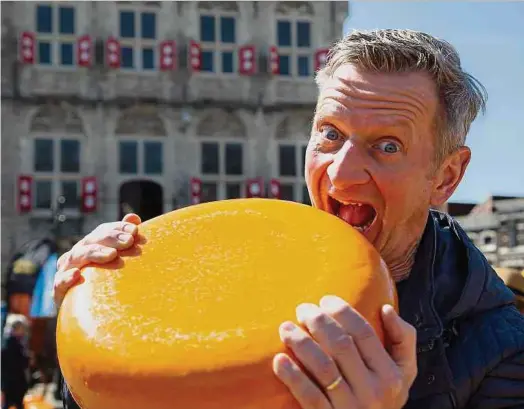  ?? Foto: ZDF/Oliver Halmburger ?? Alles Käse, oder? Michael Kessler ging bei seinem Besuch in den Niederland­en auch der Frage nach, was bei den Einheimisc­hen tatsächlic­h Tag für Tag auf dem Teller landet.
