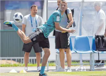  ?? FOTOS: DPA (5), IMAGO, AFP ?? Die Leichtigke­it, hier demonstrie­rt von Thomas Müller im Training in Sotschi, hat Deutschlan­d im ersten Spiel gegen Mexiko gefehlt.