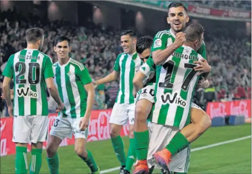  ??  ?? EL 2-0. Mandi, el segundo por la izquierda, y Joaquín, de espaldas, son felicitado­s por sus compañeros. Ellos hicieron el 2-0.