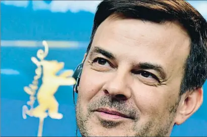  ?? TOBIAS SCHWARZ / AFP ?? El cineasta francés François Ozon durante su comparecen­cia ante la prensa para presentar Grâce à Dieu