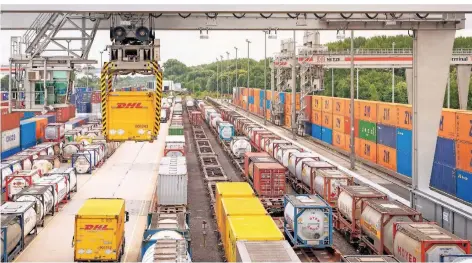  ?? FOTO: DPA ?? Auch die Post – hier ein Dhl-container, der am Cargo-terminal Billwerder in Hamburg auf einen Güterzug verladen wird – ist vom Bahnstreik betroffen.