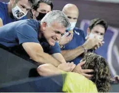  ?? // AFP ?? Tsitsipas celebra con su padre el triunfo ante Nadal