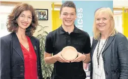  ??  ?? ● Student of the Year Ceirion ab Owain (centre) with Gwyneth Glyn (left) and Principal Linda Wyn