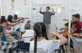  ??  ?? José Ángel Salazar Marin (M.), Musiklehre­r in Flüchtling­scamps, erlebt seine Schüler sehr motiviert. Er kennt aber die Grenzen seiner Möglichkei­ten.