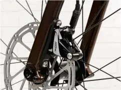  ??  ?? Open -design disc brakes keeps dirt and spray away