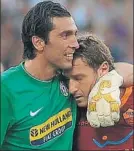  ??  ?? Buffon y Totti, unidos por una gran amistad