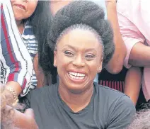  ?? AFP/ARCH. ?? La novelista y dramaturga feminista Chimamanda Ngozi, de Nigeria, ha visitado Colombia y compartido experienci­as.