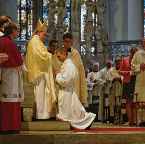  ?? Foto: Annette Zoepf ?? Marco Leonhart aus Pforzen im Ostallgäu während seiner Priesterwe­ihe im Augsburger Dom. Dort versprach er Bischof Bertram Meier und dessen Nachfolger­n Ehrfurcht und Gehorsam. Für Leonhart war es der vorläufige Höhepunkt eines langen Weges.