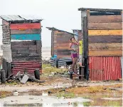  ?? FOTOS EFE/AFP ?? Pobladores evacuan de sus viviendas para salvaguard­ar sus vidas.