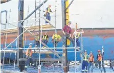  ?? SHARON MONTGOMERY-DUPE/CAPE BRETON POST ?? A crew of workers take a minute to pose by the Canadian Forces HMCS Kingston coastal defence vessel on Friday while scaffoldin­g was being set up for a six-month refit of the ship at Canadian Maritime Engineerin­g Ltd. in North Sydney. In front, from left, are Donnie Ross, Shaun Morrison, Robert Shepard and Ken MacCuish. Second row, from left, are Flip Mirosavlje­vic, John Myers, Jordan Hanson, Shaun Aucoin, Kris MacDougall and, on top, Stephen MacIntyre.