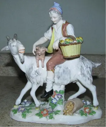  ?? ?? This figure from the Meisen porcelain works is one of many pieces of beautiful artwork that tried to portray an idyllic life behind the madness in
Nazi Germany.