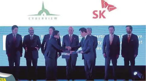  ??  ?? NAJIB bersama Ahmad Zahid menyaksika­n pertukaran MoU antara Kerajaan Malaysia dan SK Group serta antara Cyberview dengan SK Holdings dan SK Telecom di Kuala Lumpur, semalam.