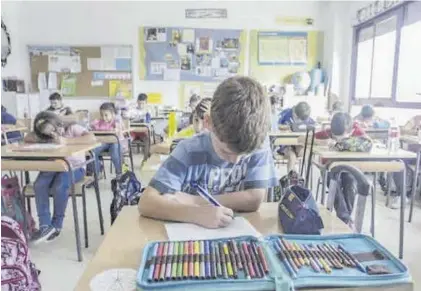  ?? FRANCIS VILLEGAS ?? Alumnos de 3º de Primaria de Cáceres hacen una de las pruebas de diagnóstic­o previstas en la comunidad.