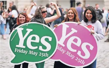  ?? FOTO: DPA ?? Vier Befürworte­rinnen einer Verfassung­sänderung, die eine Lockerung des Abtreibung­srechts möglich machen soll, feiern in Dublin das Ergebnis der Volksabsti­mmung. Das „Yes“-Lager gewann mit großem Vorsprung.