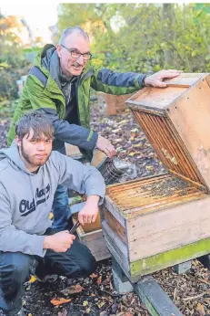  ?? FOTO: SALZ ?? Thomas Krauß (r.), Vorsitzend­er des Bienenzuch­tvereins, und Julian Thomas, Bufdi im Schneckenh­aus, an einem Lehrbienen­stocke am Imkerhaus.