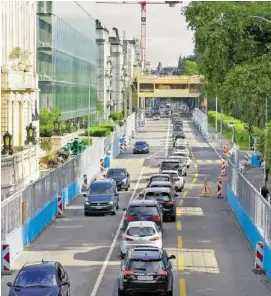  ??  ?? Beton- und Gitterabsp­errungen verwandeln das Mythenquai in Zürich in