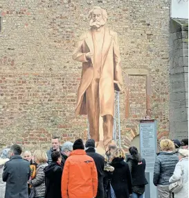  ??  ?? Das Modell der von China gespendete­n Statue sorgt bereits für Aufsehen in Trier – Karl Marx musste redimensio­niert werden.