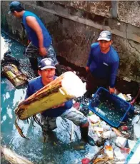  ?? UMAR WIRAHADI/JAWA POS ?? BERAKSI: Pasukan Biru sedang membersihk­an saluran air di Kali Towo, Kelurahan Lumpur, Kecamatan Gresik. Mereka tidak peduli kotor.