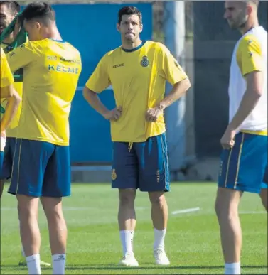  ??  ?? EL CAPITÁN. Javi López, en un entrenamie­nto del Espanyol de esta misma temporada.