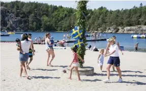  ??  ?? Vanligtvis är det 150 personer som dansar runt Lagunens midsommars­tång.