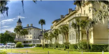  ??  ?? The luxurious Jekyll Island Club Resort is filled with historic charm