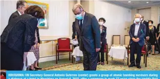  ?? ?? HIROSHIMA: UN Secretary General Antonio Guterres (center) greets a group of atomic bombing survivors during a dialogue at a hotel in Hiroshima on August 6, 2022, after a ceremony to mark 77 years since the world’s first atomic bomb attack. —AFP