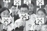  ?? XIE CHEN / FOR CHINA DAILY ?? Students hold placards that read “Say ‘No’ to campus violence” on Dec 21 at Yuying Middle School in Hefei, Anhui province.