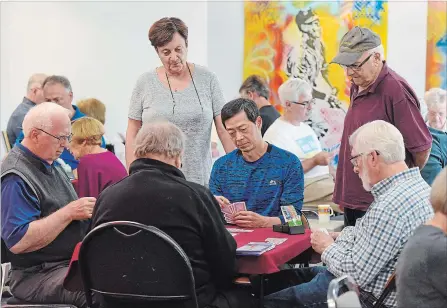  ?? JOHN RENNISON THE HAMILTON SPECTATOR ?? Viktoria Renaud and her husband Chuck watch a bridge game. The Hamilton Bridge Centre is marking 20 years and looking for new players.