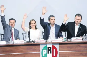 ??  ?? Los priístas César Camacho Quiroz, Claudia Ruiz Massieu; el presidente nacional del partido, Enrique Ochoa Reza, y Ernesto Gándara fueron algunos de los integrante­s del presídium del Consejo Político.