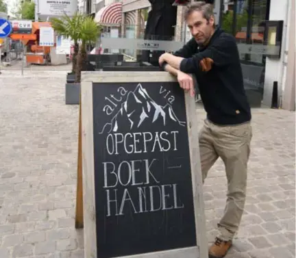  ?? FOTO JAN VAN DER PERRE ?? Dirk Van den Berghe, zaakvoerde­r van reisboekha­ndel Alta Via. “Ik vraag me af of er iets veranderd is aan het bestemming­splan, dat de focus verlegd heeft naar kantoren.”