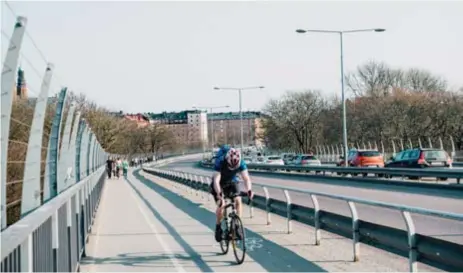  ?? FOTO: SACHARIAS KÄLLDÉN ?? MER PLATS?
Trafikkont­oret ska undersöka om körfälten kan smalnas av för att ge mer plats oh fotgängare och cyklister på Västerbron.