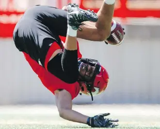  ?? AL CHAREST ?? Eric Rogers, who was added to the roster last week, makes a catch during Tuesday’s practice.